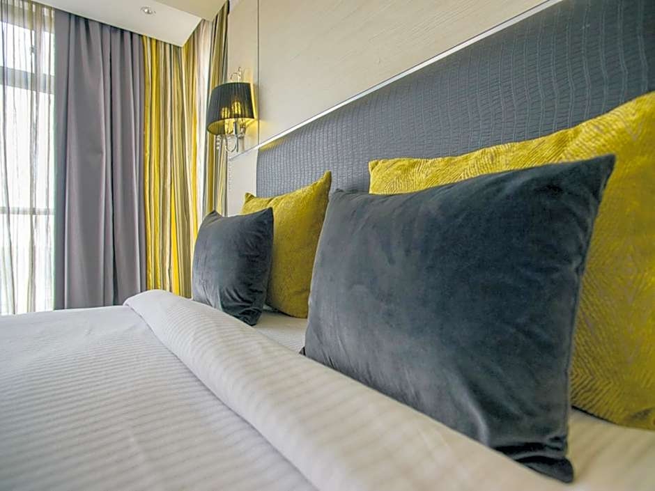 Cloud Hotel & Suites