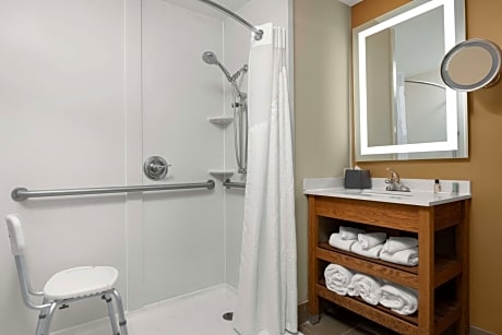2 Queen Standard Comm Access Roll Shower