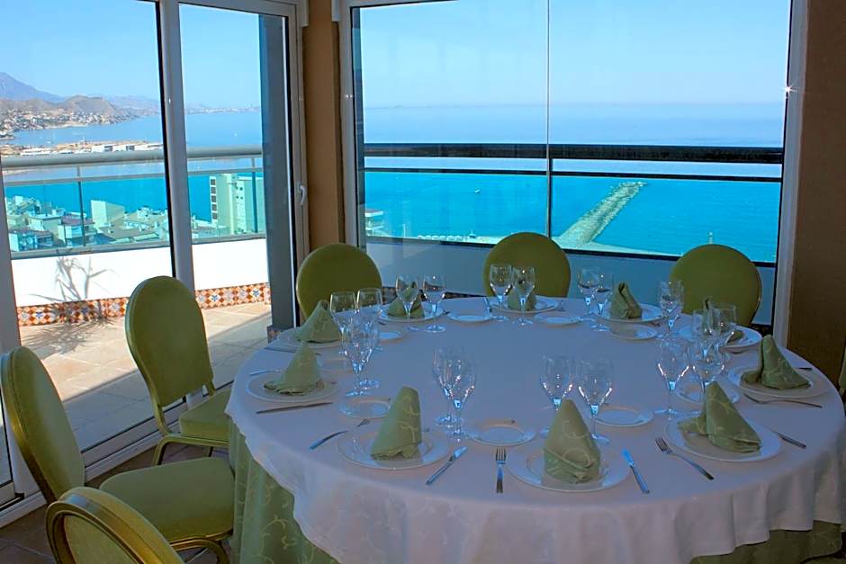 La Familia Gallo Rojo