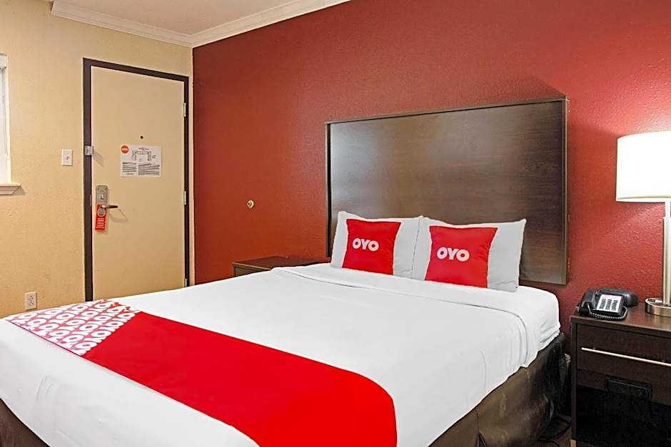 OYO Hotel McAllen Airport South - 1 mi from McAllen Medical Center