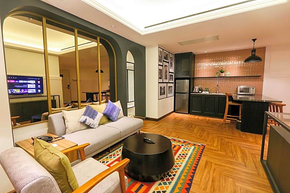 Photo 1 of 9 of Executive Suite