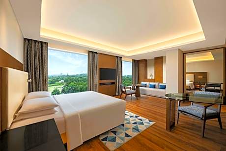 Junior Suite, 1 King, City View, Executive Lounge Access, 2 pieces laundry per day