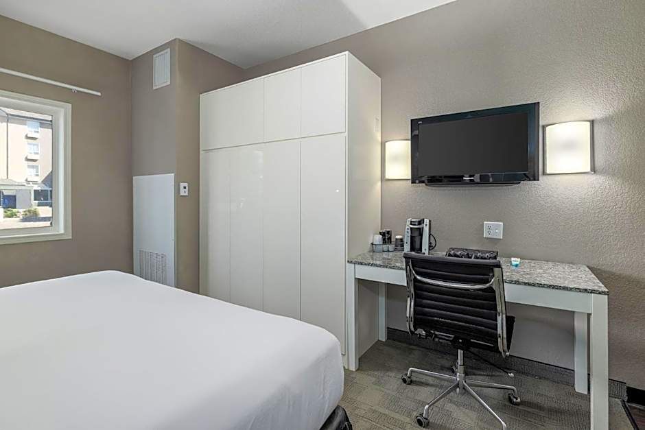 Prairie Crest Medicine Hat by IHG