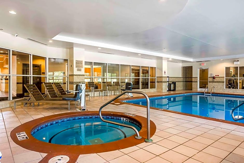Comfort Inn & Suites near Six Flags