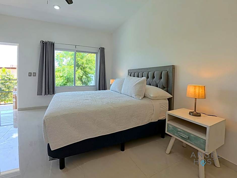 Commercial Zone Studios, Pool, BBQ and Beach 7 Blocks