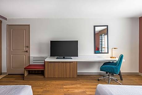 Queen Room with Two Queen Beds and Roll-In Shower - Mobility Access