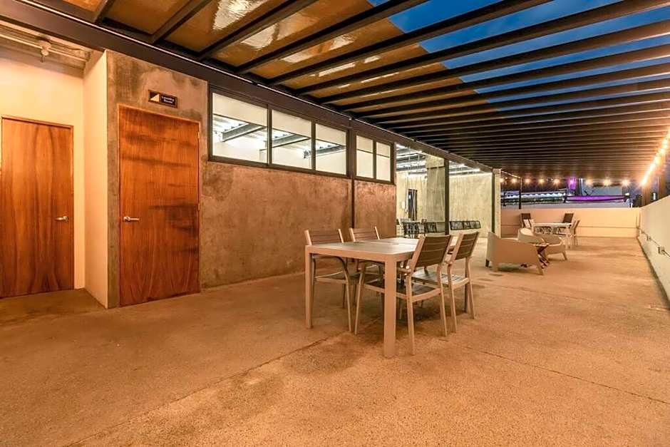 L301 1Bdrm 1bath fits 6 AC Rooftop views