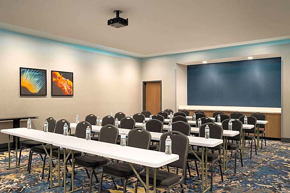 La Quinta Inn & Suites by Wyndham San Antonio Seaworld LAFB