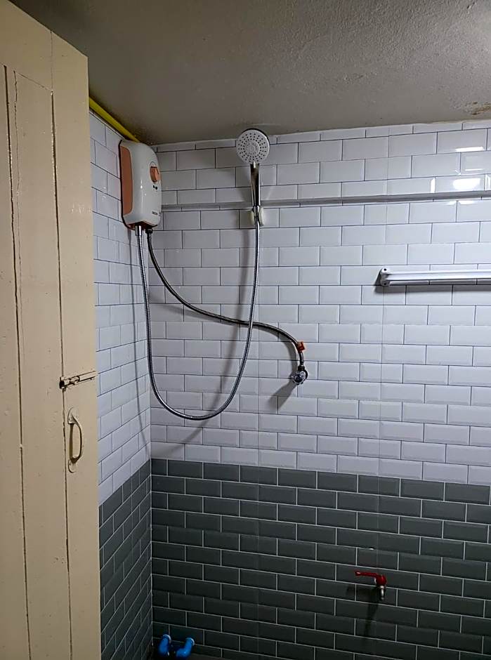 Achcha hotel - itsaraphap MRT station - Wat Arun