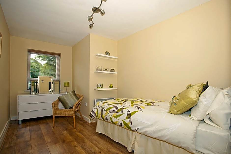 Riverbank View Three Bedroom Apartment with Free Parking