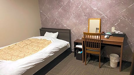 Single Room with Shower - Non-Smoking