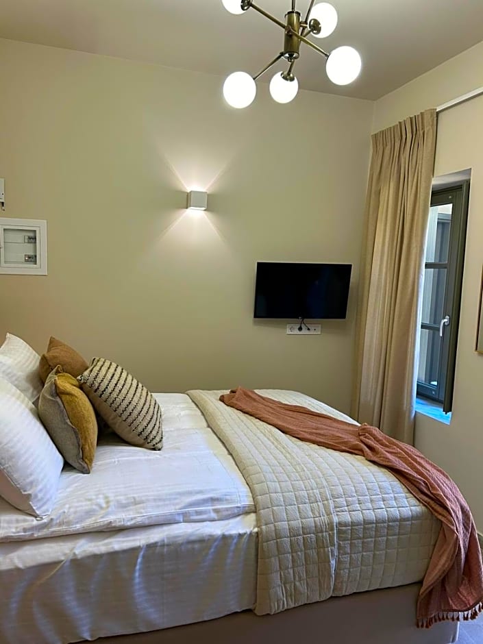 Living Yard Acropolis