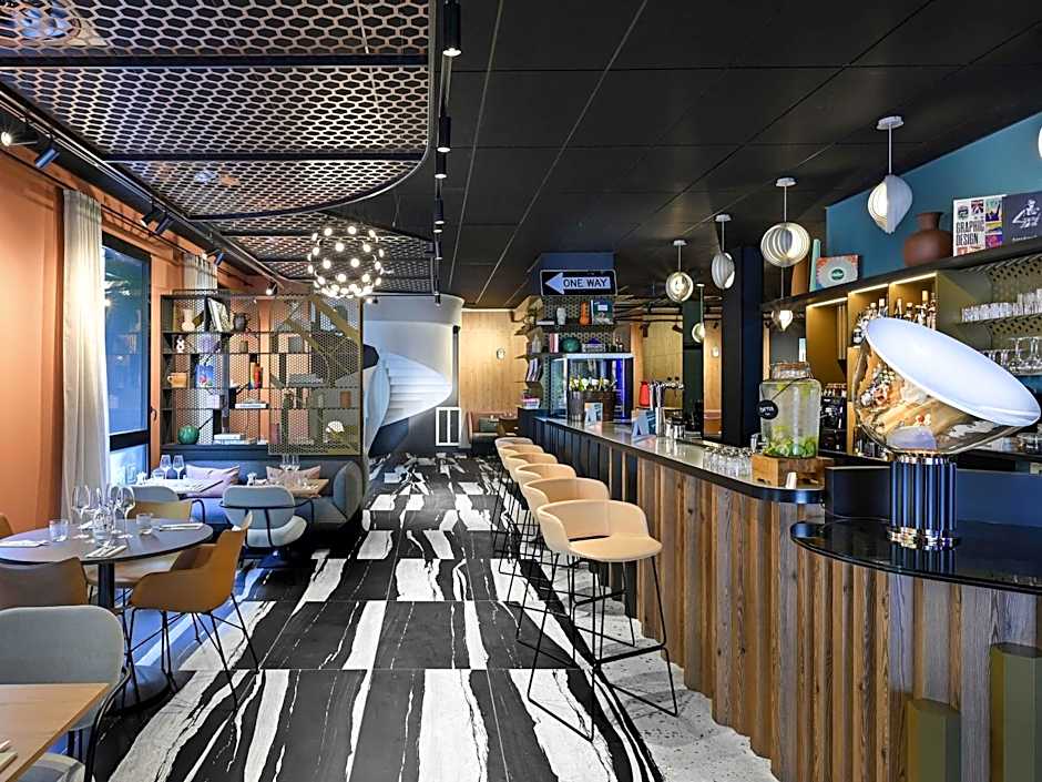 Tribe Paris La Defense Esplanade