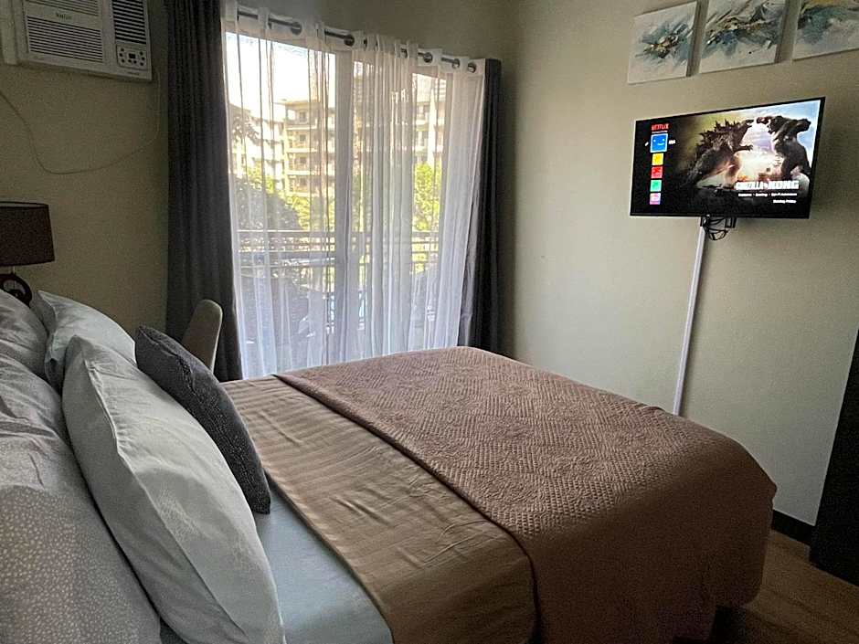 MaRoy Suites at Asteria Residences (Near NAIA with free Parking+Fiber Internet)