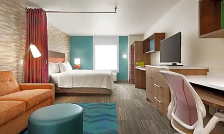 1 Queen Bed Studio Suite