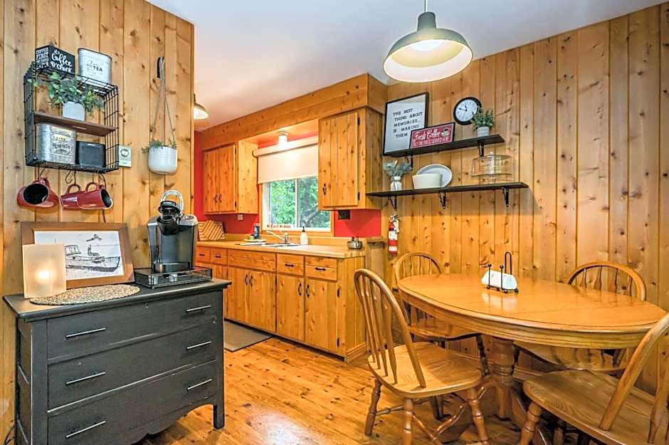 Rustic cabin w Games near Lake & National Park