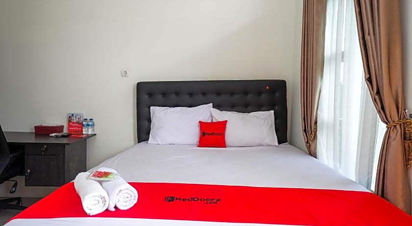 RedDoorz Syariah near RS Hermina Yogyakarta