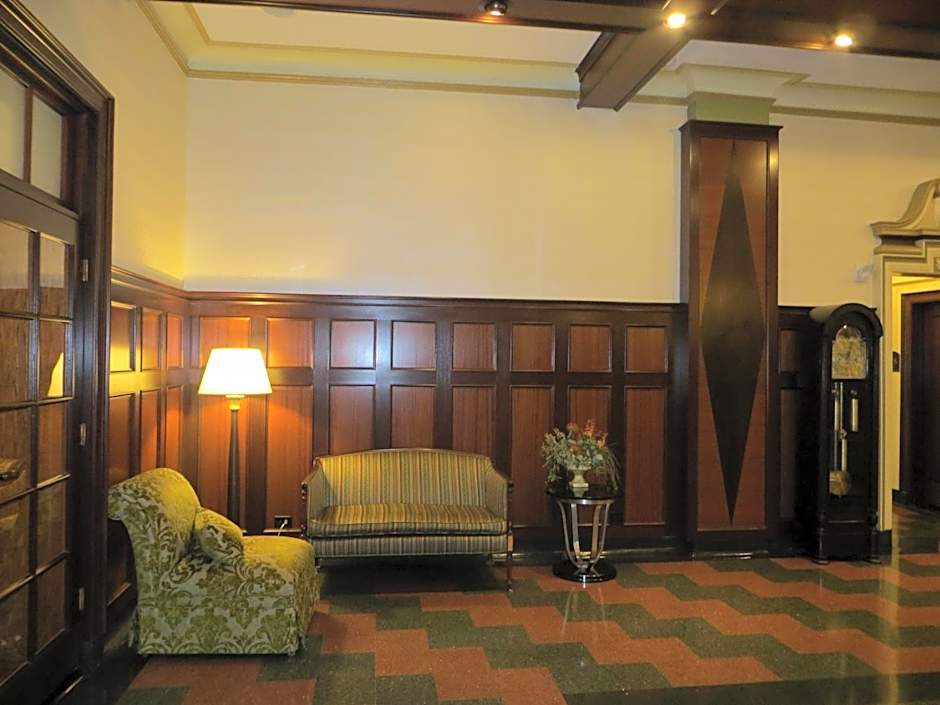 Carleton Of Oak Park