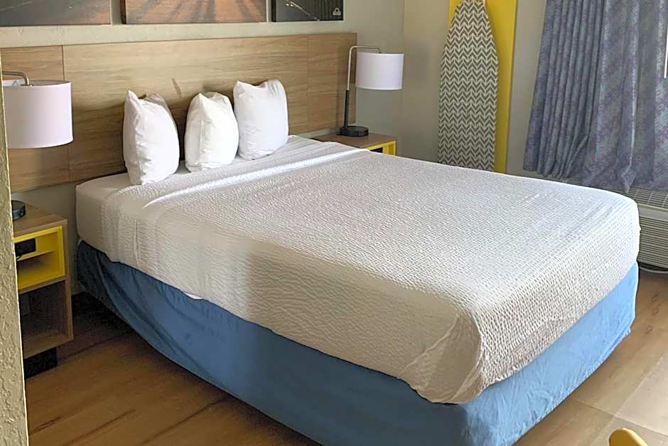 Photo 1 of 8 of 1 Queen Bed