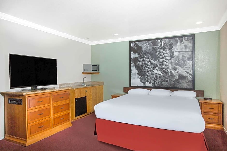 Upper Lake Inn & Suites