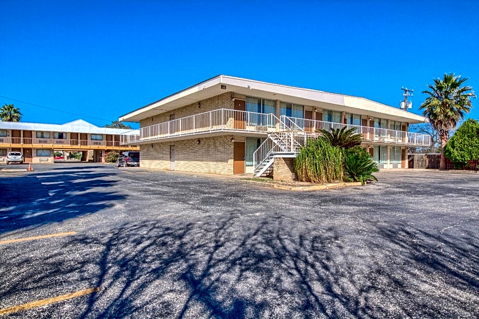 Americas Best Value Inn Uvalde