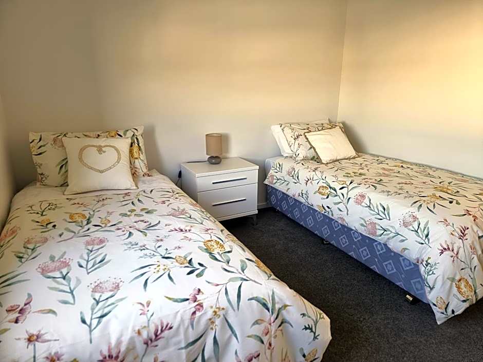 Addington townhouse with carpark 8mins walk to Hagley park south