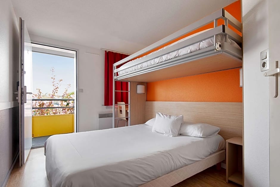 Photo 1 of 18 of Standard 1 Double Bed and 1 Twin Bed