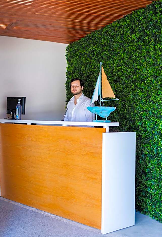 La Lola Hotel & Suites