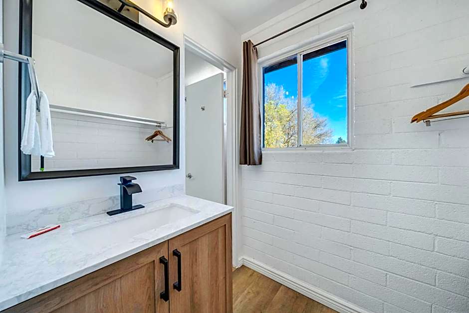 Canyon's Edge Route 66 Motel