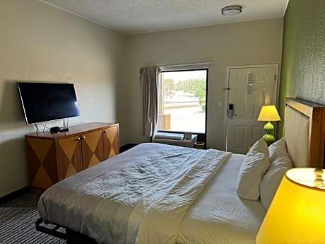 King Room with Lake View - Non-Smoking