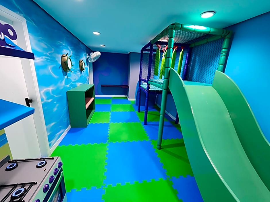 Lindo Flat Capitania Varam , WI FI , 2 aparelhos de ar condicionado , serviço de praia , enorme sacada com vista ao mar e telas de proteção para as crianças , 3 piscinas