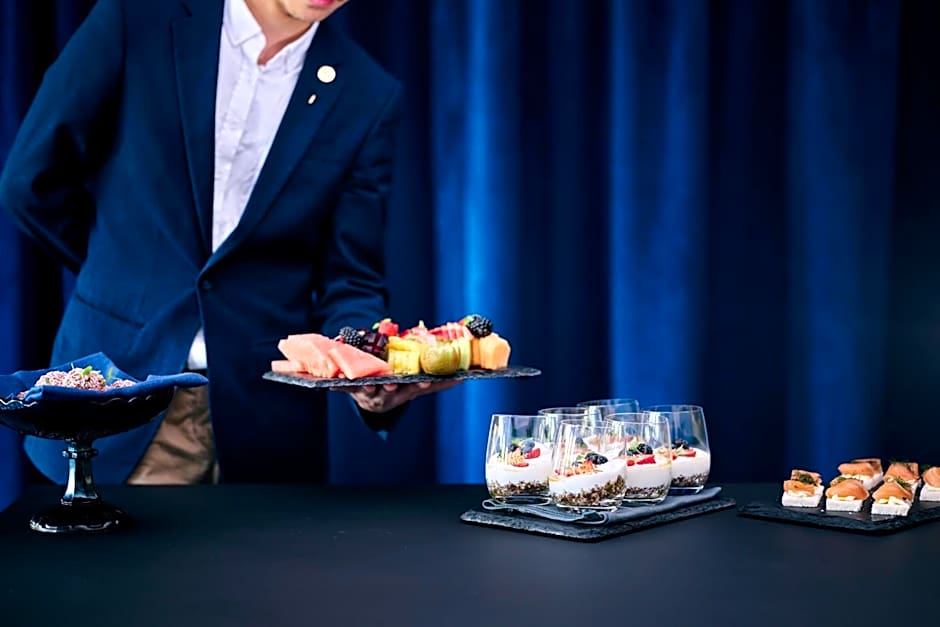 Midnight Hotel, Autograph Collection