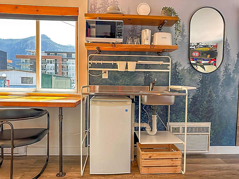 Crash Hotel Squamish