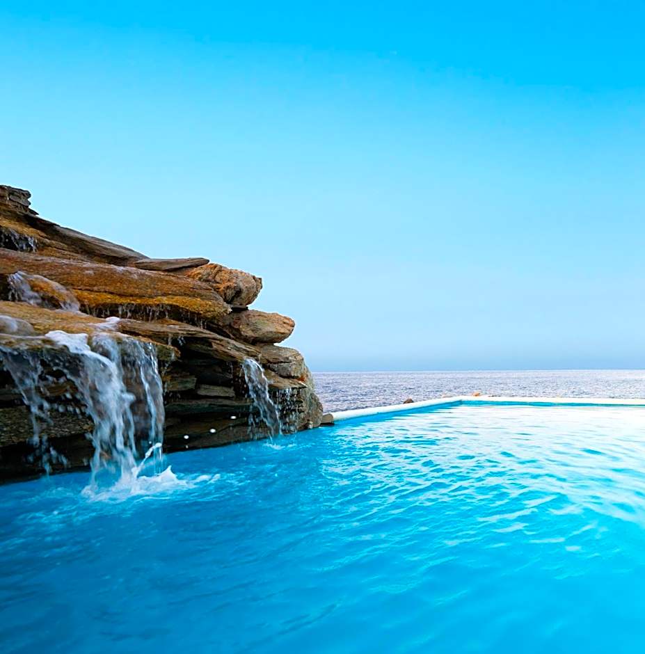 Cavos Bay Hotel & Studios