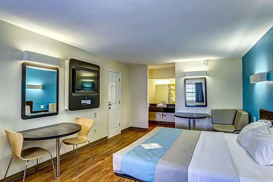 Motel 6-Dickson, TN