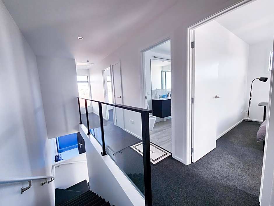 New Modern Townhouse Near Town& Beach