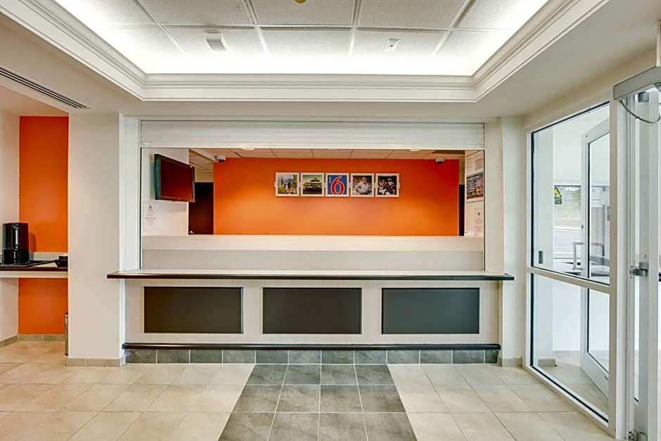 Motel 6-Brampton, ON - Toronto