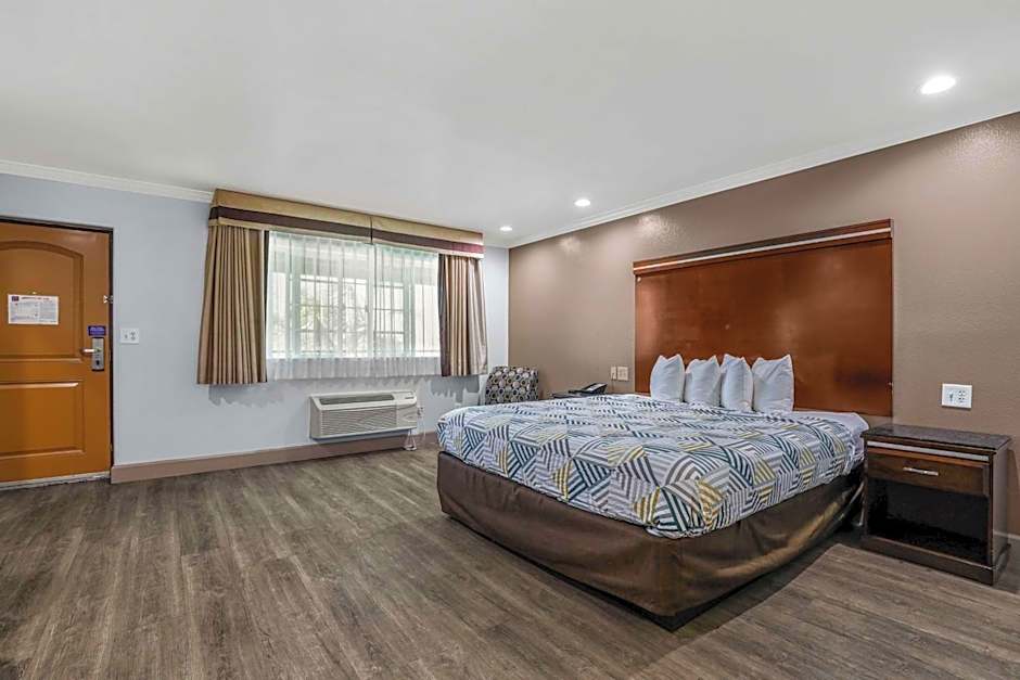 Photo 1 of 9 of 1 King Bed, Accessible, Roll in Shower