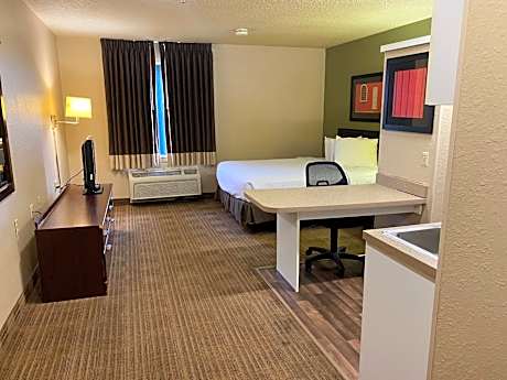 Efficiency Queen Room with Roll-In Shower - Disability Access/Non Smoking/Pet Friendly