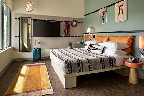 Forest Park Suite, 1 Bedroom Hospitality Suite, 1 King, Forest Park View, City View, Top Floor