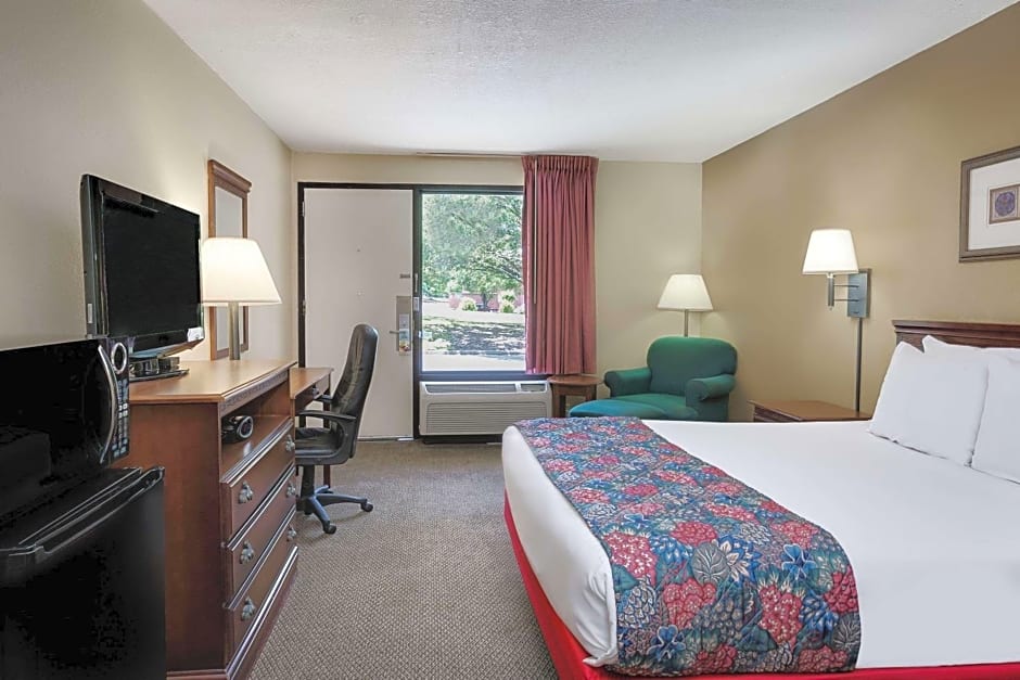 Days Inn by Wyndham Galleria-Birmingham