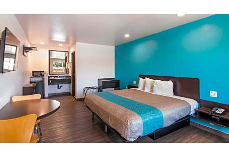 1 King Bed | Non-Smoking, Micfridge