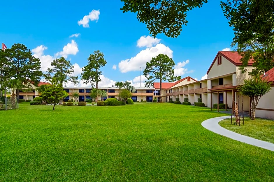 Red Roof Inn & Suites Brunswick I-95