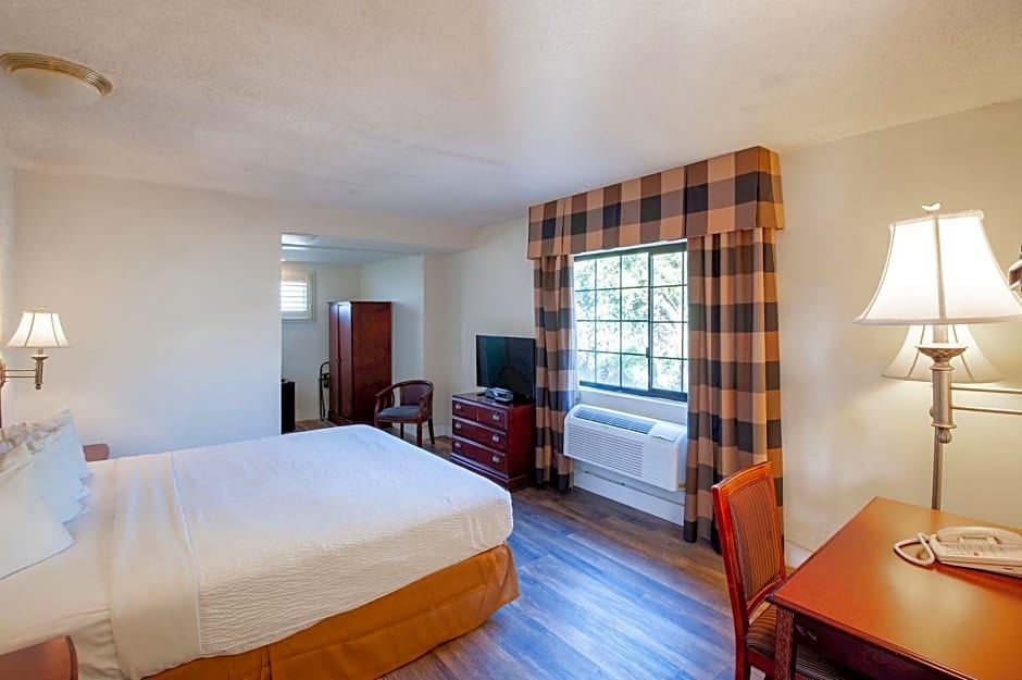 Studio City Court Yard Hotel