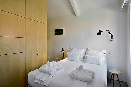 Double Room with Private Bathroom and Street View