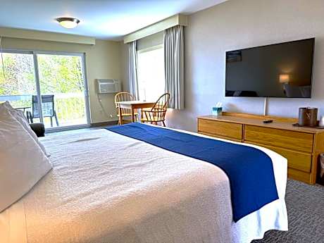 King Room with Ocean View and Balcony, 1 King Bed, Sofa Bed (2nd Floor NON-PET)