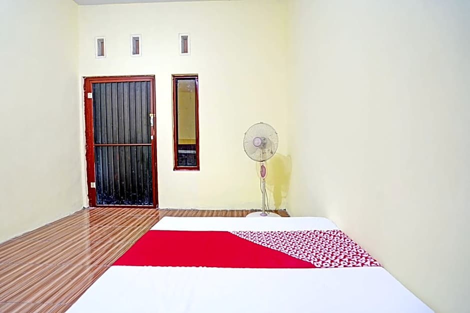 OYO Life 92920 Rumah Kost Azca