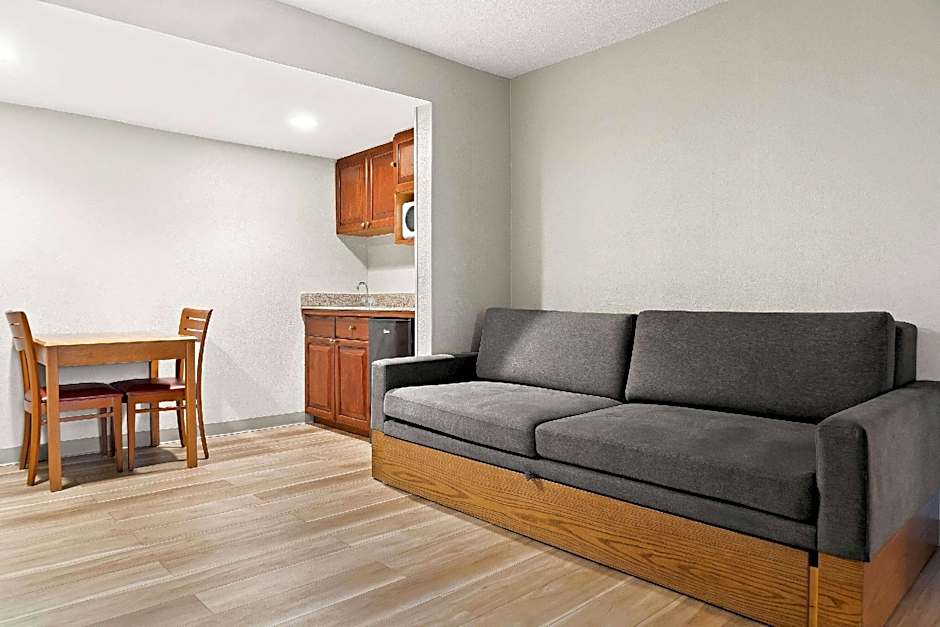 Days Inn & Suites by Wyndham Warren