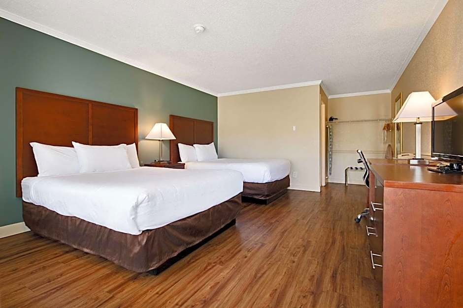 Econo Lodge Inn & Suites