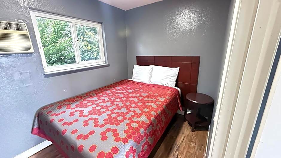 Fireside Inn By The Beach Boardwalk & Bowling